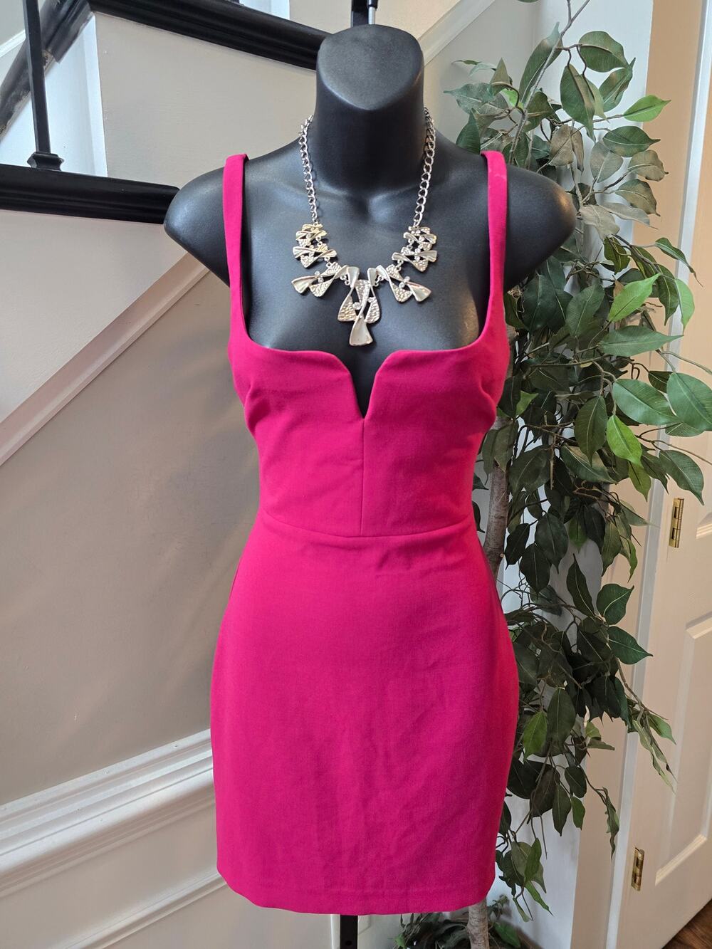 Likely Bodycon Mini Dress Women's Size 0 Pink Wide Shoulder Straps Notch Neck
